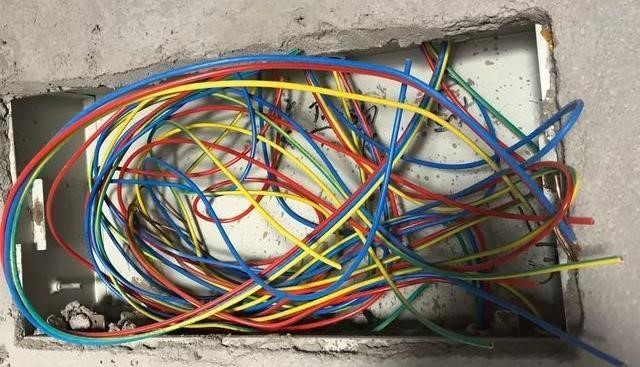 家里漏保频繁跳闸，跳闸时复位按钮没弹出，什么原因？怎么解决？