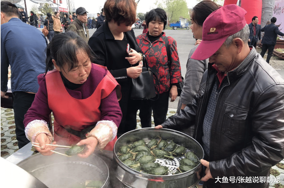 六旬兄妹街头卖特制小吃, 每个3元供不应求