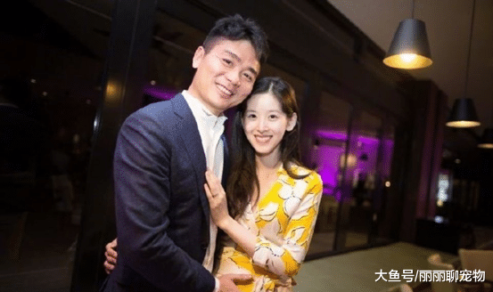 章泽天现身瑞士街头，一家三口同行，奶茶妹妹实在是太年轻了！