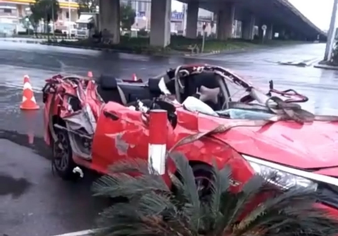 广东佛山发生一起交通事故, 一辆本田思域被撞成敞篷车