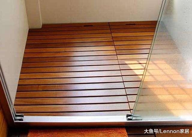 卫生间装修不要贴瓷砖了，看看现在都装这种代替，防滑又美观