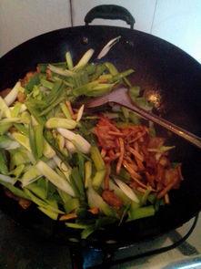 蒜燒回鍋肉，老人小孩都愛吃，隔壁小孩都饞哭了