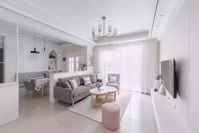 老婆将卧室飘窗改造成书桌，邻居看了都说这是小区最漂亮的卧室