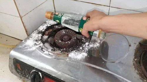 燃气灶上撒把盐，油垢脏东西都消失，很多人都不知道