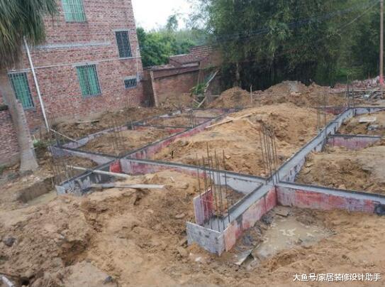 父子俩齐上阵只花18万自建两层半小洋房, 邻居们看后感叹胆大敢做