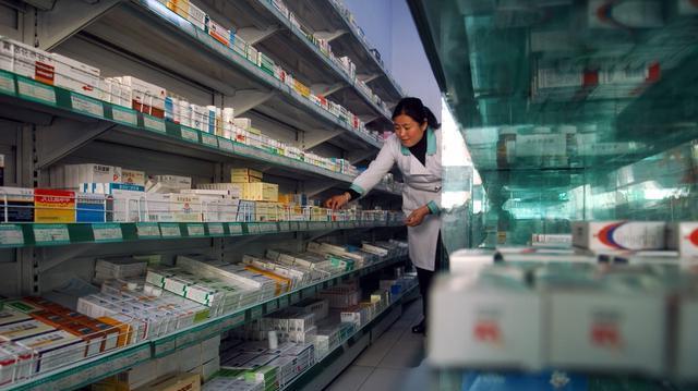 脸上突然冒出“老年斑”, 药店有一种医用乳膏, 5次斑点如雨落下