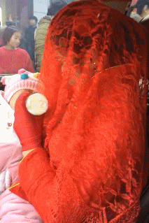 爆笑GIF：兄弟，你走路能不能稳一点，晃得我都看不清手机屏幕了