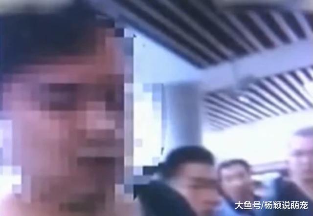 地铁上女孩发现身后异常，回头发现裙子被弄湿，羞愧之余赶忙将身后的男子抓住