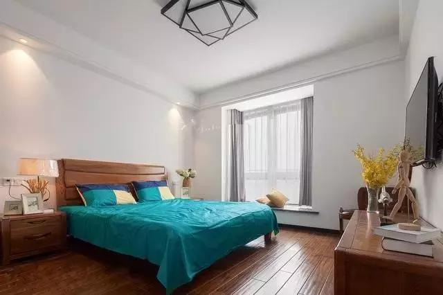 第一次去朋友家，一进大门，就看到一个客厅装修非常漂亮！