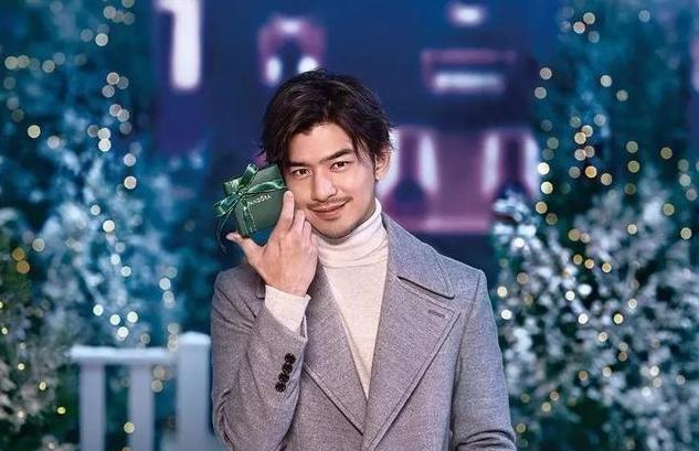 晒晒陈柏霖现实的家，房子已经老旧过时了，装修很随便