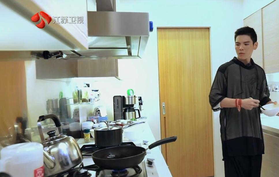 娛樂圈大佬向太官宣向佐戀情，曝光香港豪宅，室內奢華還有超大天臺