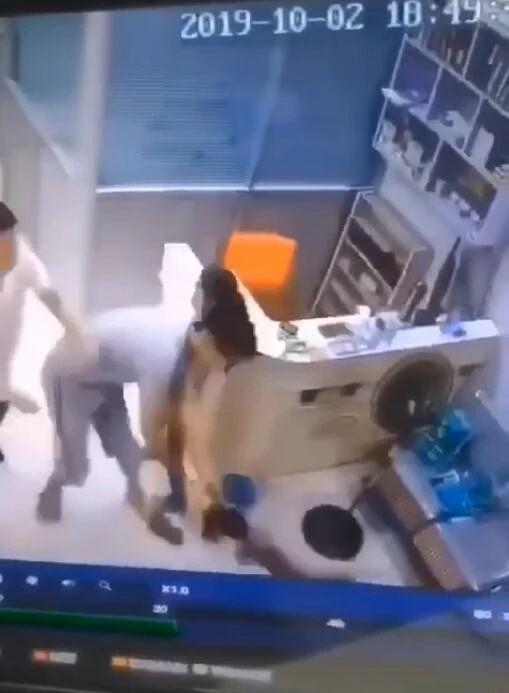 嫌治疗费贵？父亲宠物医院内当女儿面猛摔狗，小狗生死未卜