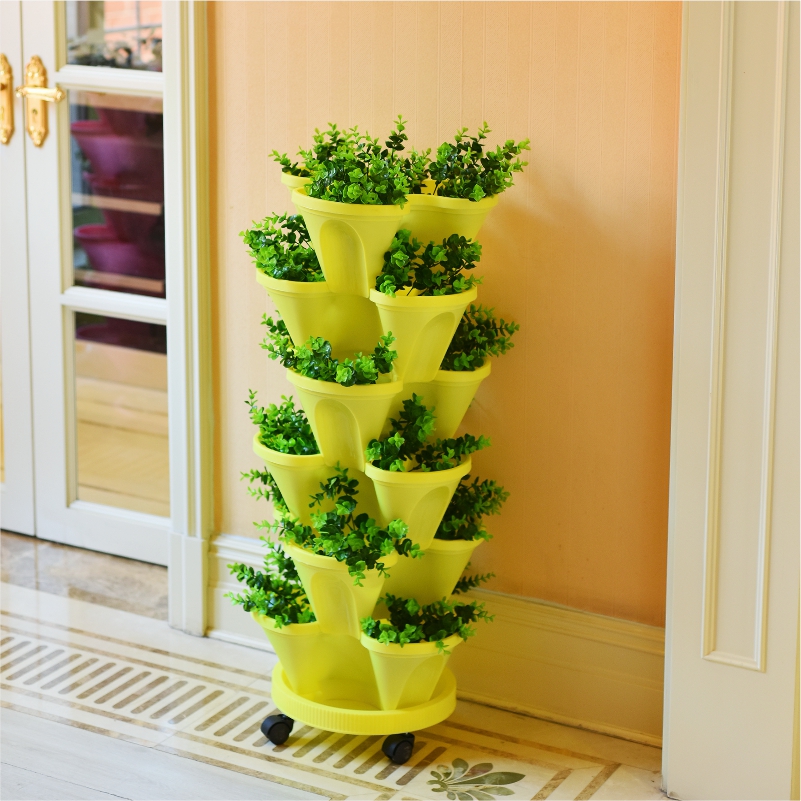 建议大家：阳台不要塞一大堆花盆了！瞧瞧下图这布置，高级美观有格调