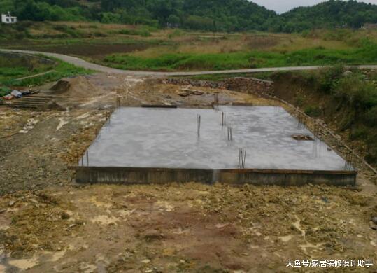 农民工19万自建三层毛坯主体，地基下有水没抽干对地基有影响吗？