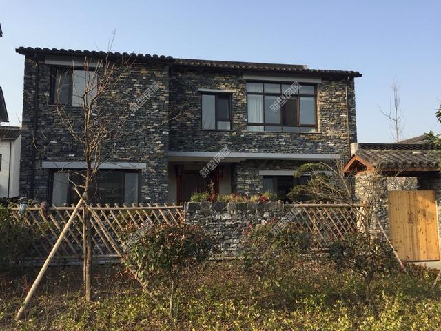 全村争议最大的房子，外墙全是黑色石头，你见过这样的吗？