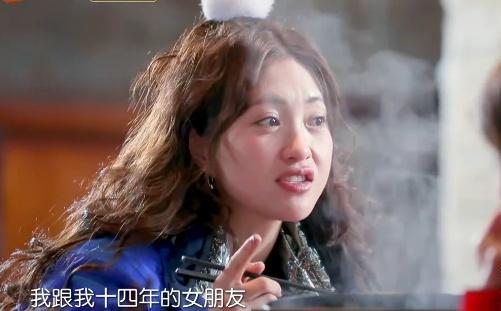 包文婧送大家护手霜，却反过来要章子怡送贵重礼物，太会过日子了