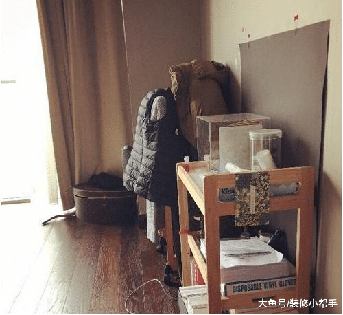 郑爽现实中的家，这个书架设计很有特色，平时没事就在家看书