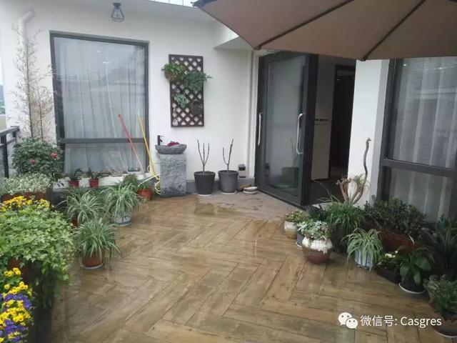 客厅只铺600*1200现代仿古砖，厨房浴室都铺瓷砖，邻居都说太好看