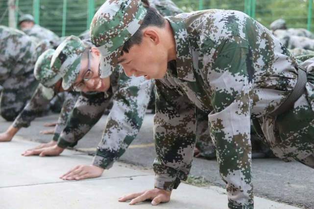 男生做多少俯卧撑“算及格”，看到数字后，女生： 你们能行吗？