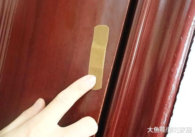 为什么有钱人要在卧室门贴创可贴？一问内行人，懊悔知道太晚了