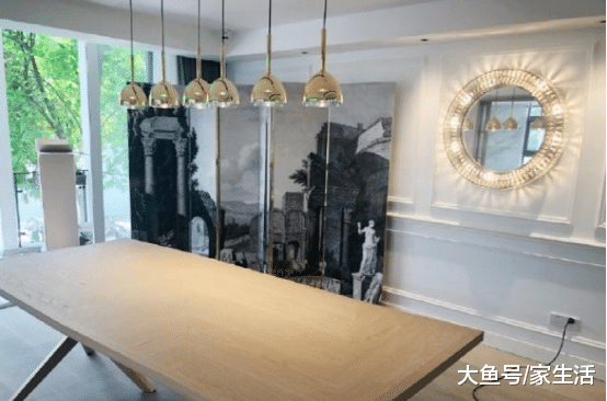 带你参观曹曦文住的豪宅，餐厅墙面上挂着这种镜子，还是头次见
