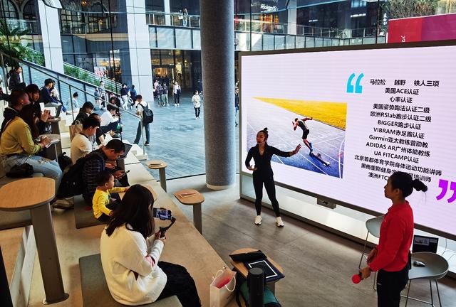 “马拉松女神”夏米做客华为全球旗舰店：揭秘马拉松的正确打开方式