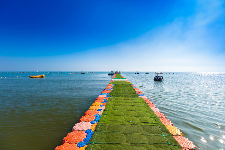 我国离大海最近的学校，出门便是大海，网友：难倒不怕被冲走？