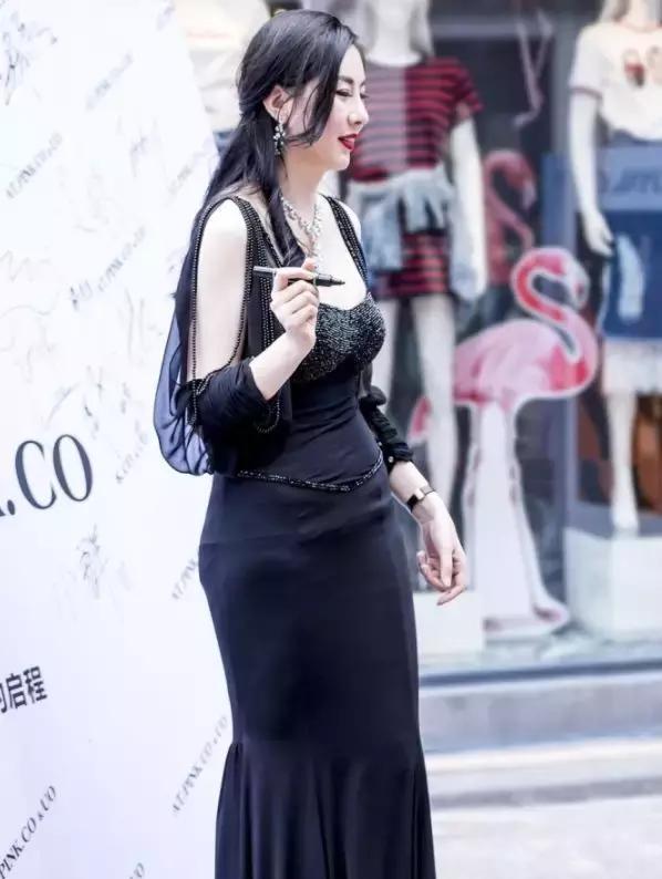 摄影：踩到裙子摔倒怎么办，真替她担心