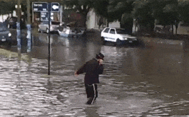 爆笑GIF：我真不是炫富，我只是想告诉你们我也有车