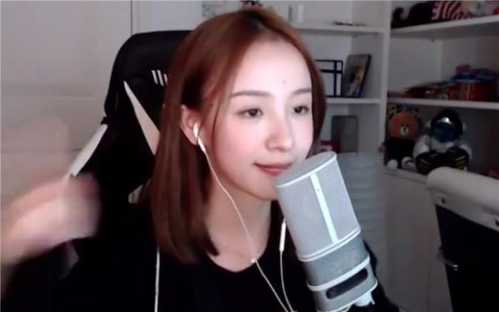 她堕过胎被称白莲婊, 有人花2亿捧她进娱乐圈, 今成快本“亲闺女”