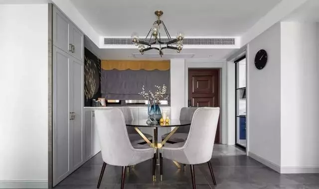 精致轻奢的101平美式三居，宝蓝色定制橱柜获赞一片！