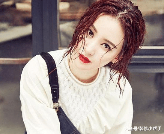 女演员张萌现实的豪宅，客厅还装了壁炉，也不知道是不是真的