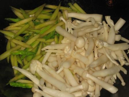 海鲜菇芦笋，老人小孩都爱吃，隔壁小孩都馋哭了