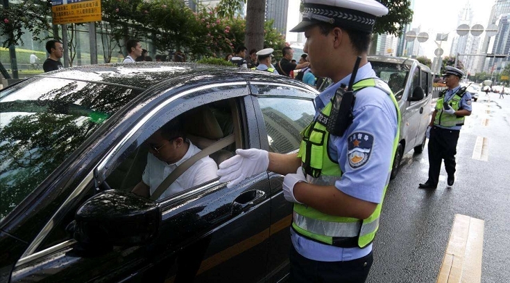 左转弯是红灯，究竟能不能掉头？交警：再解释一遍，定要记在心里