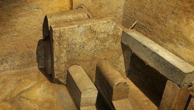 太监是怎么上厕所的，蹲着还是站着，都不是，比常人要艰难的多