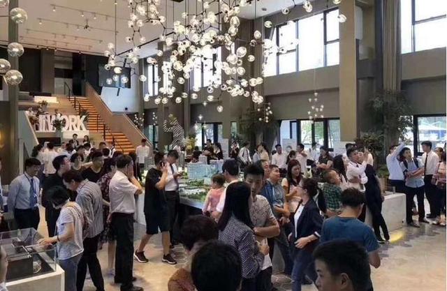 家里买房选西户好还是东户好？售楼经理说漏嘴，庆幸自家选对了