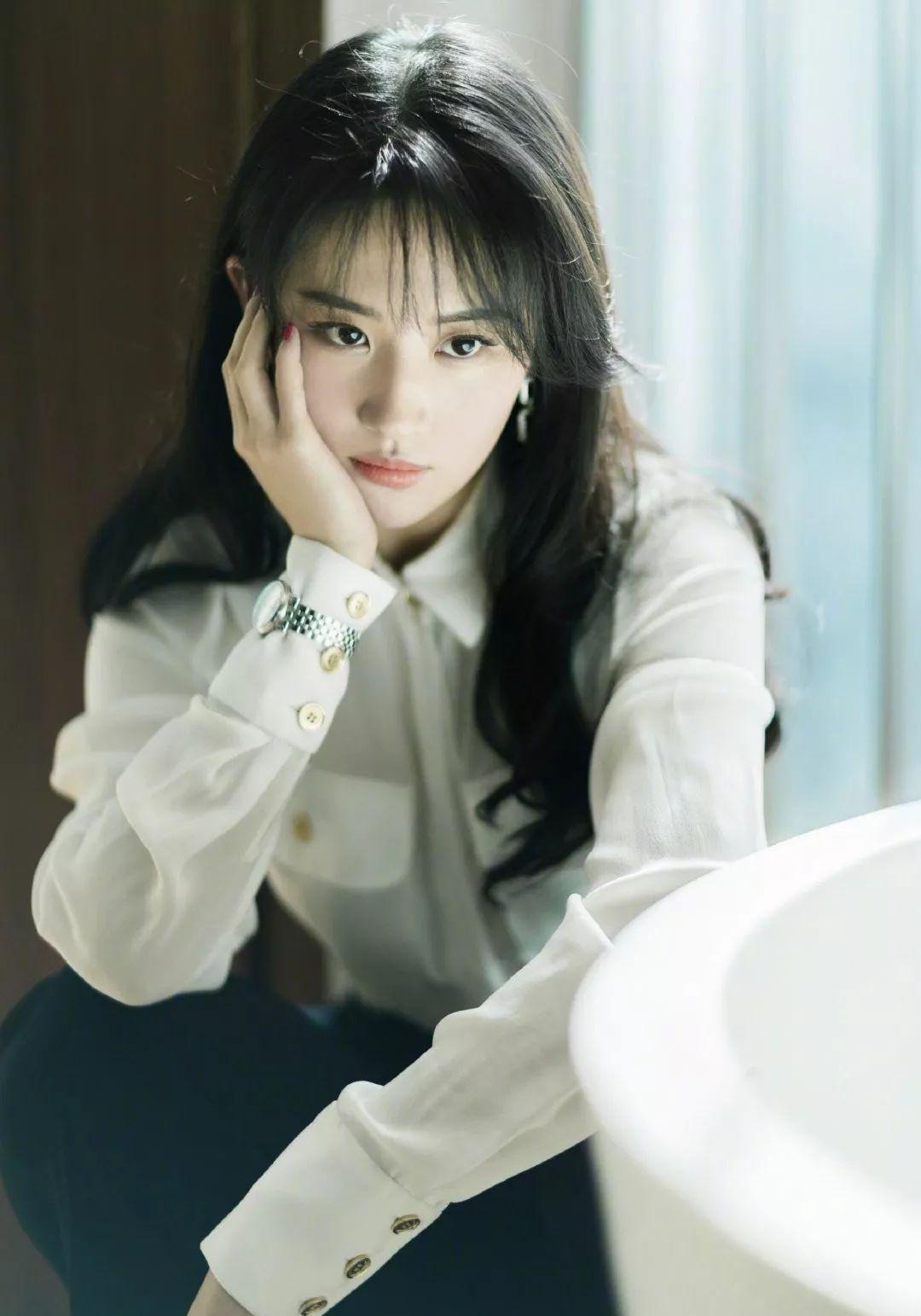 刘亦菲好有魅力，一身黑+白穿搭尽显知性美，网友：神仙姐姐好美