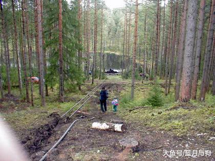 小男孩湖边发现不明轨迹和泡泡，50年后在湖底发现庞然大物
