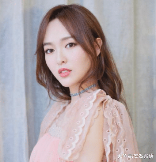 唐嫣过安检被围观，脱帽子不脱外套惹网友争议，明星有特权？