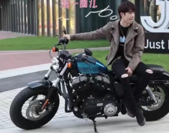 总说王一博是安静的“美男子”！机车照曝光后，网友：再也不说了