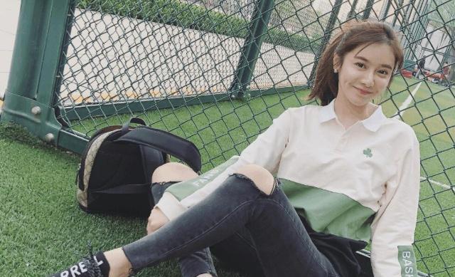 遗憾! NBA女主持美娜还是找了富二代, 同游日本嘴巴却变大