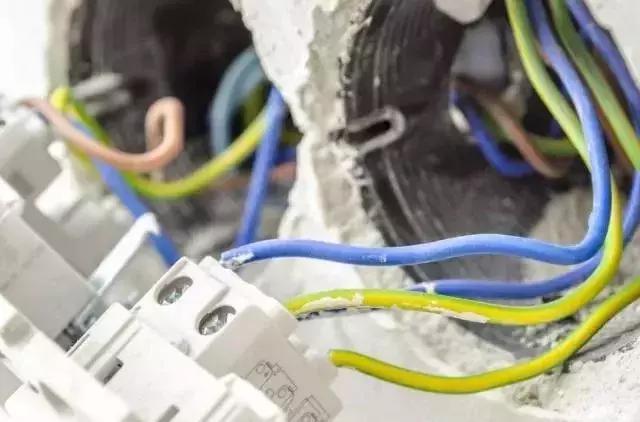 老电工良心话：装修用4平方电线够用吗？太多家庭想错了，真坑