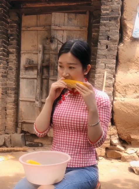 农村美女就是质朴，一根玉米就能满足