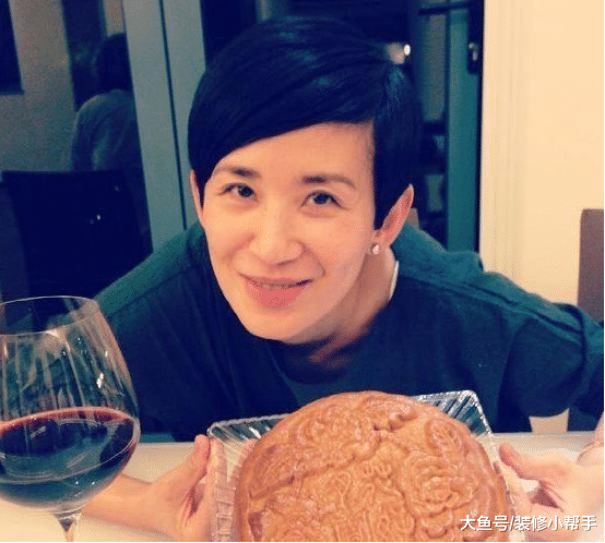 巨星吴君如现实的房子，没想到这么普通，生活过得很低调