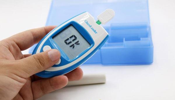 中老年人血糖过高怕得糖尿病？喝水时往水中加一物，可以稳定血糖