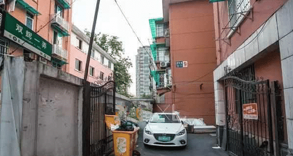 车子被堵42天！邻居电话不接、短信不回、派出所调解不去