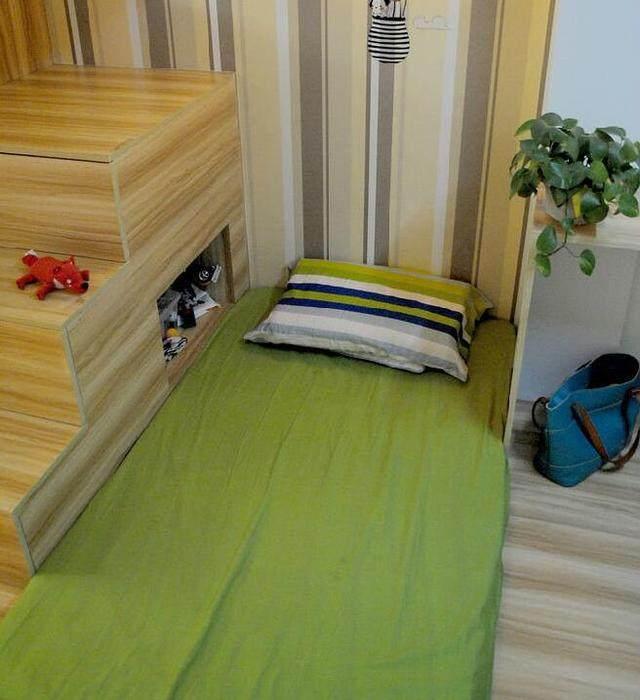 一家三口挤在35平小家，睡觉在半空中，这就是一百万买的学区房