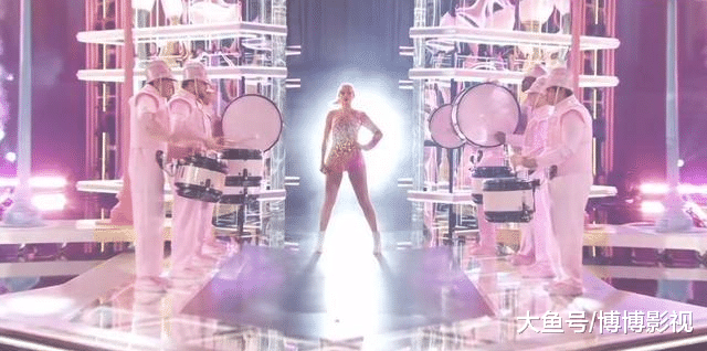 霉霉到底胖了多少？4千万美元天价美腿成大象腿，1米8变1米6！