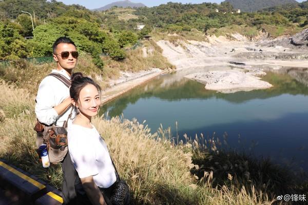 谢霆锋: 女生不剥蟹脚我不吃! 张钧宁转身帮他剥完