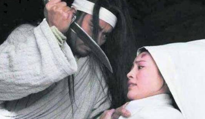 武松杀嫂为何先扯破她胸前衣裳？这一动作暴露武松“心机”极深